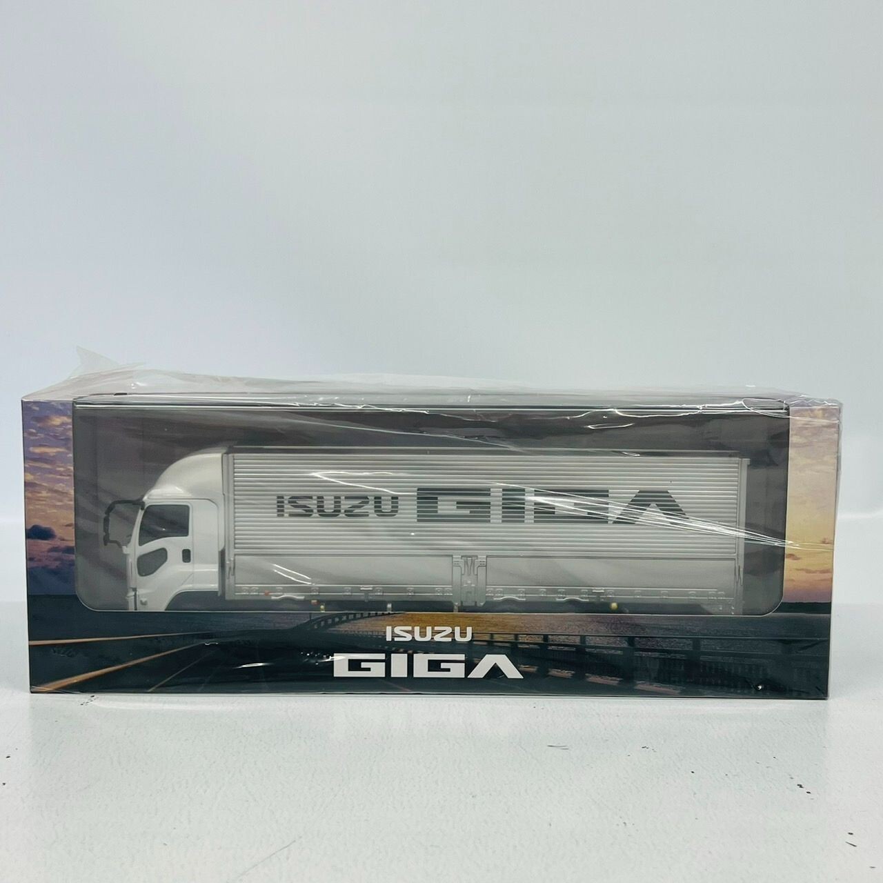 ISUZU GIGA  1/43スケールミニチュア ISUZU Miniature GIGA 8x4 Full Cab Truck 1/43 Scale Model