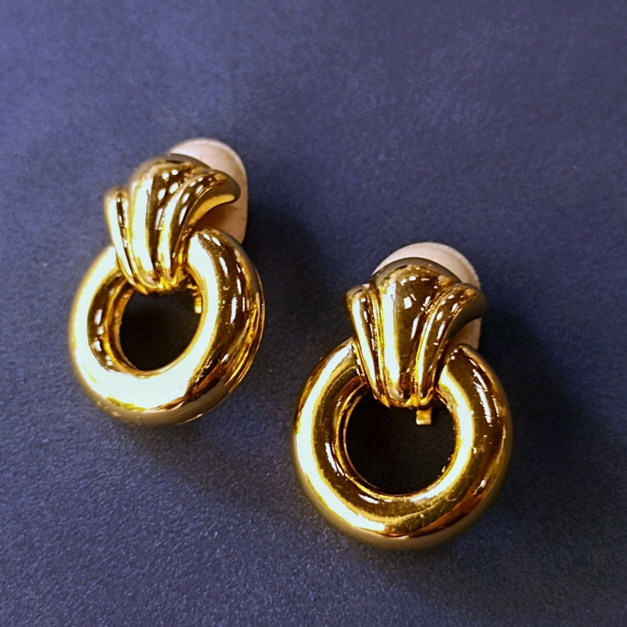 ■VINTAGE HOLLYWOOD■ Bumpy Round Earrings VH239OEA003B Vintage Vogue Bijoux (Italy) Gold Tone Clip On Earring With