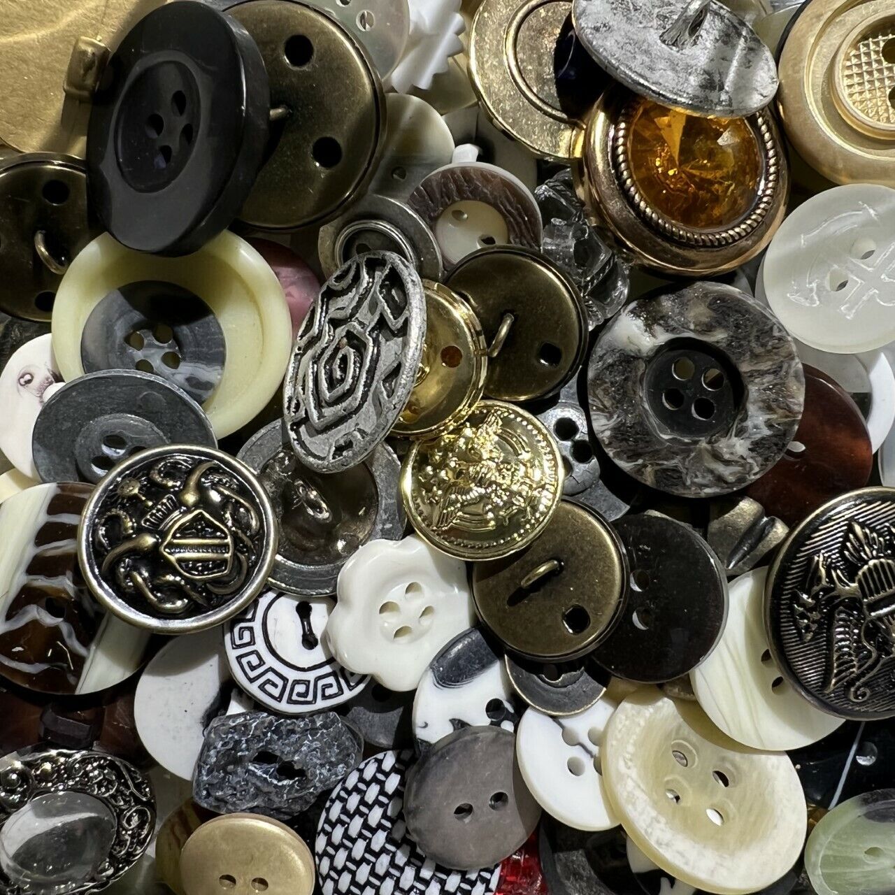 COOL MIX! 100 pcs MIXED LOT of OLD-VINTAGE & NEW Buttons ALL COOL MIX! 100 pcs MIXED LOT of OLD-VINTAGE & NEW Buttons ALL