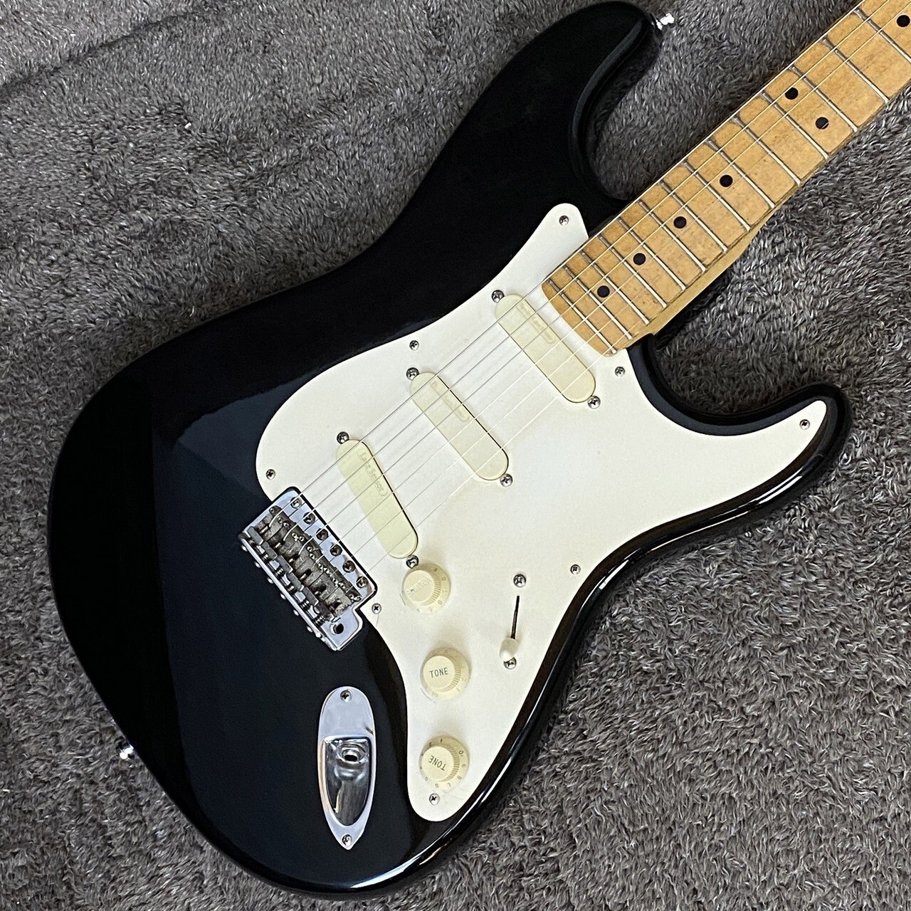 ギター Fender usaEric Clapton Stratocaster Fender Eric Clapton Stratocaster - Black with Maple