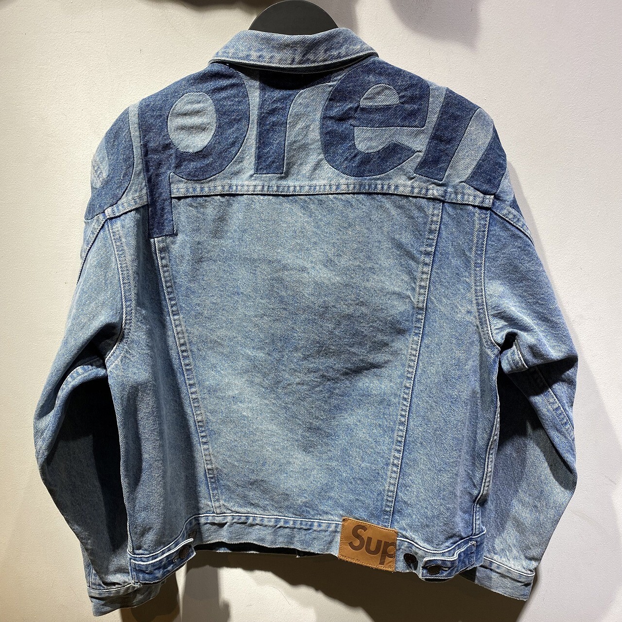 Supreme 22ss Inset Logo Denim Trucker Jacket Size M Supreme 22ss Inset Logo Denim Trucker Jacket Size M