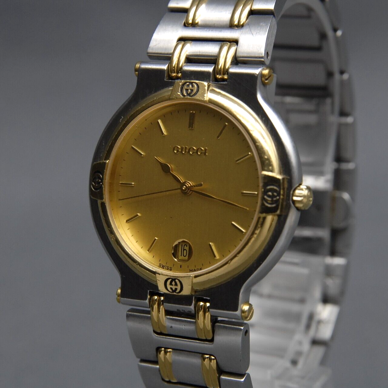 GUCCI ゴールド ブラック メッシュ 時計 Gucci Women's Gold-Plated Quartz GG Watch w/ Leather Band