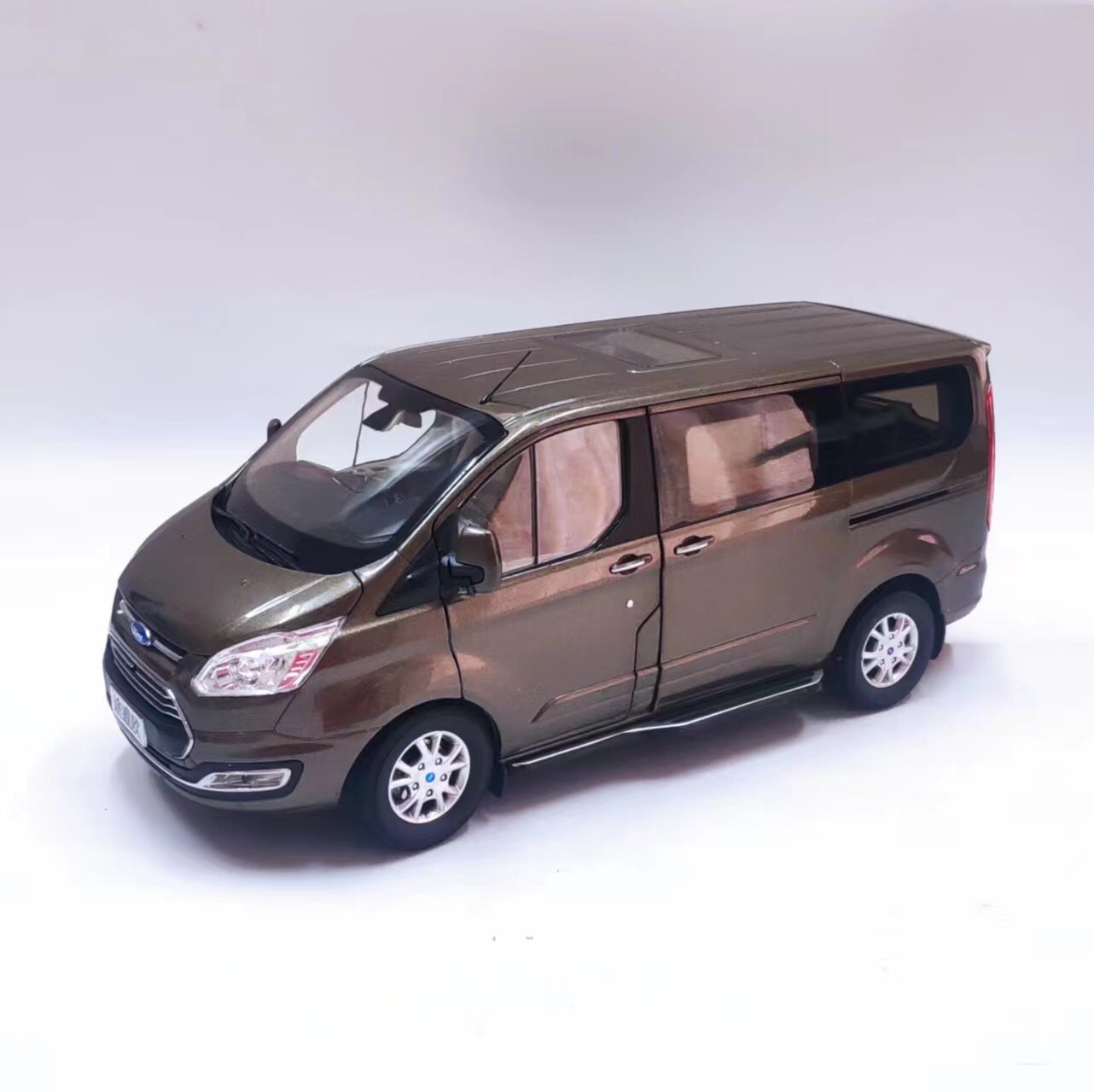 1/18 BIGサイズ❗️フォード　トランジット 1:18 Ford Transit Pro TDCi 2021 with lights, blue - dealer