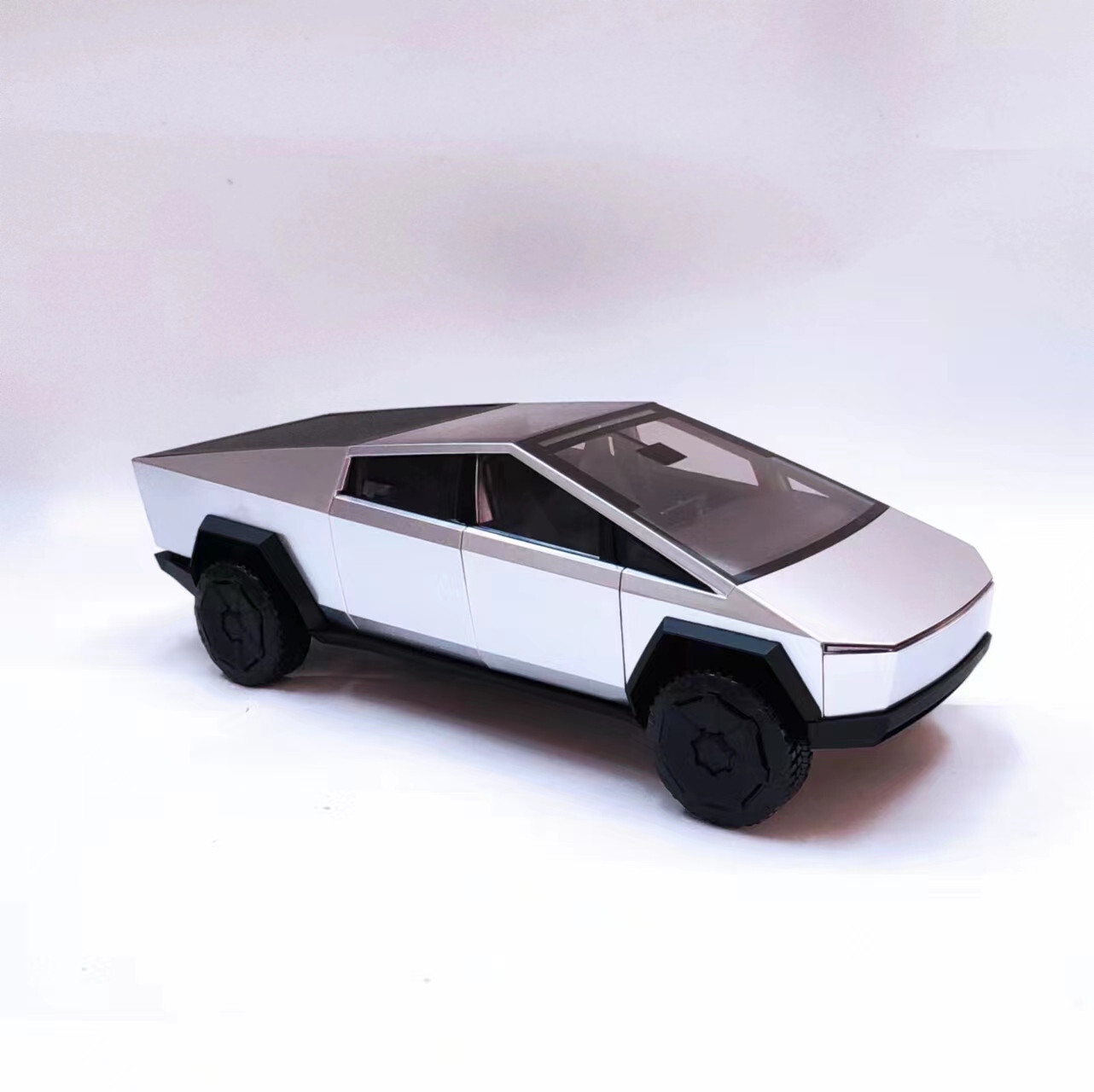 テスラ Tesla Cybertruck 1:18スケール ダイキャスト 新品 1/18 TESLA Cybertruck 2023 China TESLA Dealer model True 1