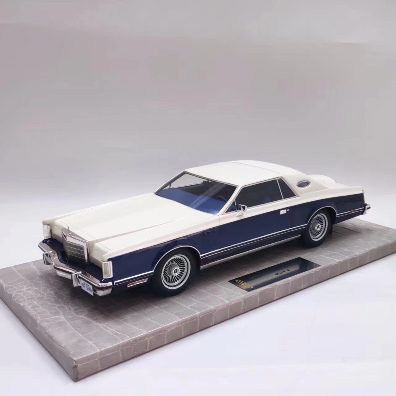 1/18 LINCOLN Continental Mark V 1979 white/blue | eBay 1/18 LINCOLN Continental Mark V 1979 white/blue | eBay