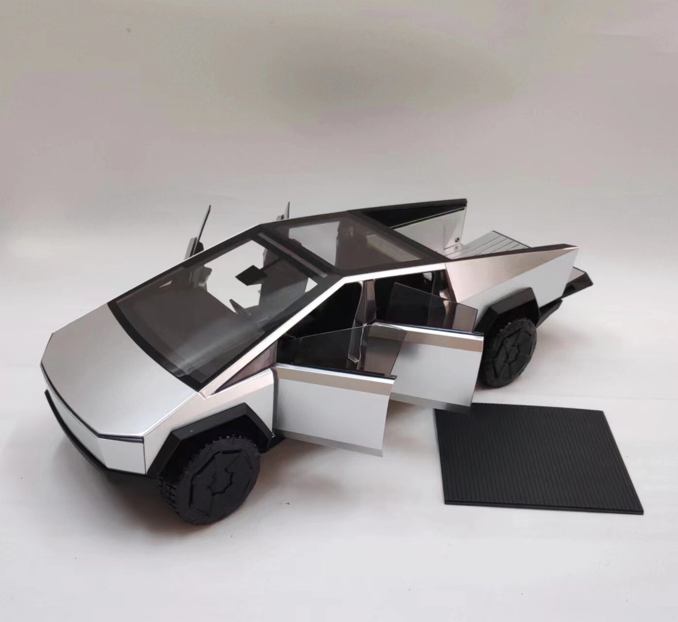 テスラ Tesla Cybertruck 1:18スケール ダイキャスト 新品 Official Tesla Shop CyberTruck Diecast Model Car 1:18 Scale