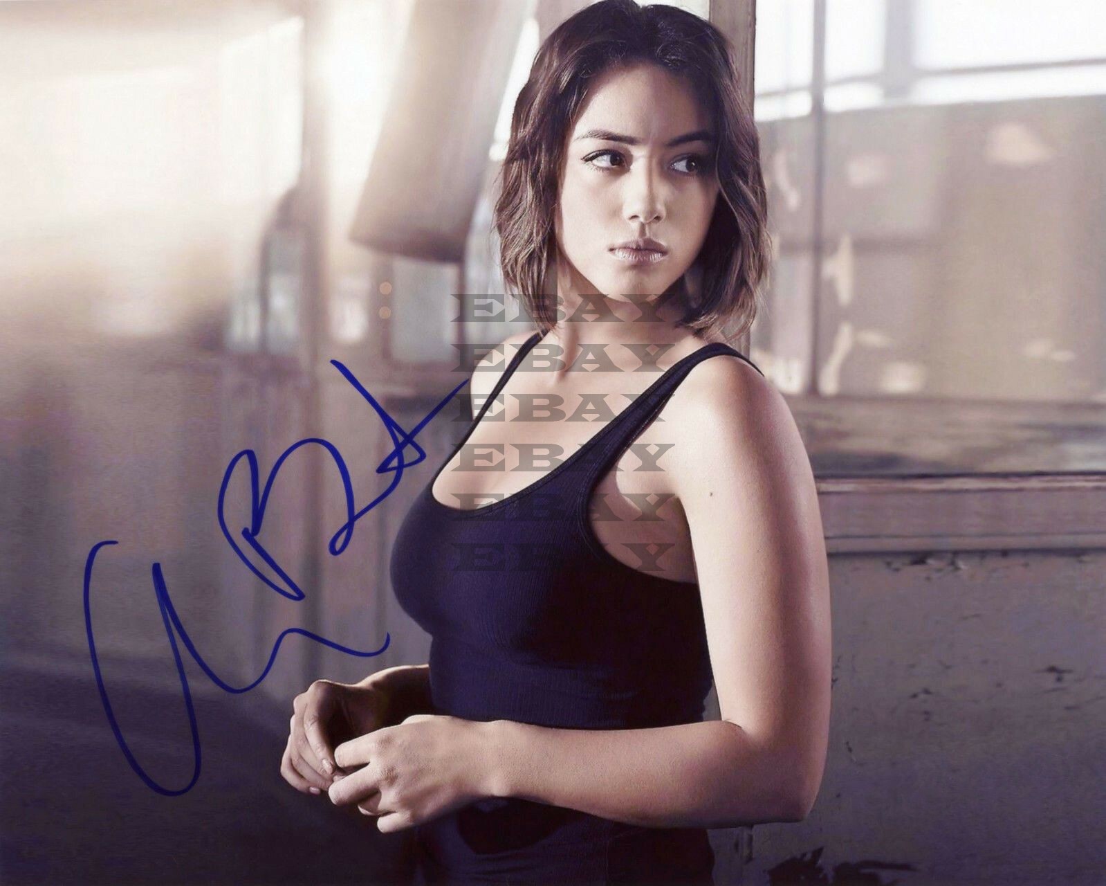 クロエ・ベネット直筆サイン入り2Lサイズ写真…Chloe Bennet… セール中…クロエ・ベネット直筆サイン入り超 特大写真…2 - メルカリ