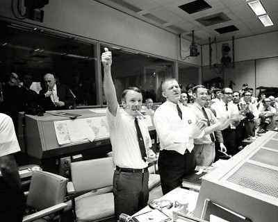 MISSION CONTROL CELEBRATES AFTER APOLLO 13 SPLASHDOWN - 8X10 NASA PHOTO (EP-239)