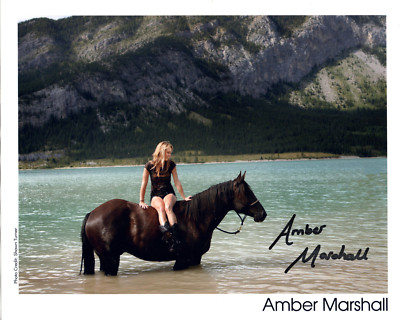 AMBER MARSHALL HAND SIGNED 8x10 COLOR PHOTO+COA      BEST POSE EVER    HEARTLAND