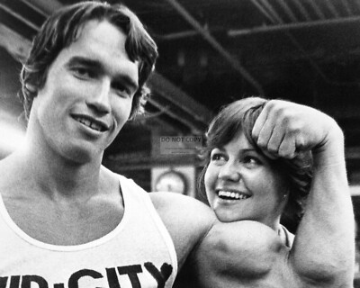 SALLY FIELD TRAINING WITH ARNOLD SCHWARZENEGGER IN 1976 - 8X10 PHOTO (MW406)