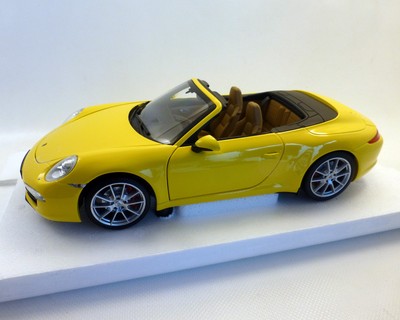 Porsche 911 Carrera S Cabriolet giallo 1:18