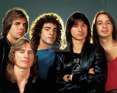 ''JOURNEY'' WITH LEAD SINGER STEVE PERRY - 8X10 PUBLICITY PHOTO (FB-091)