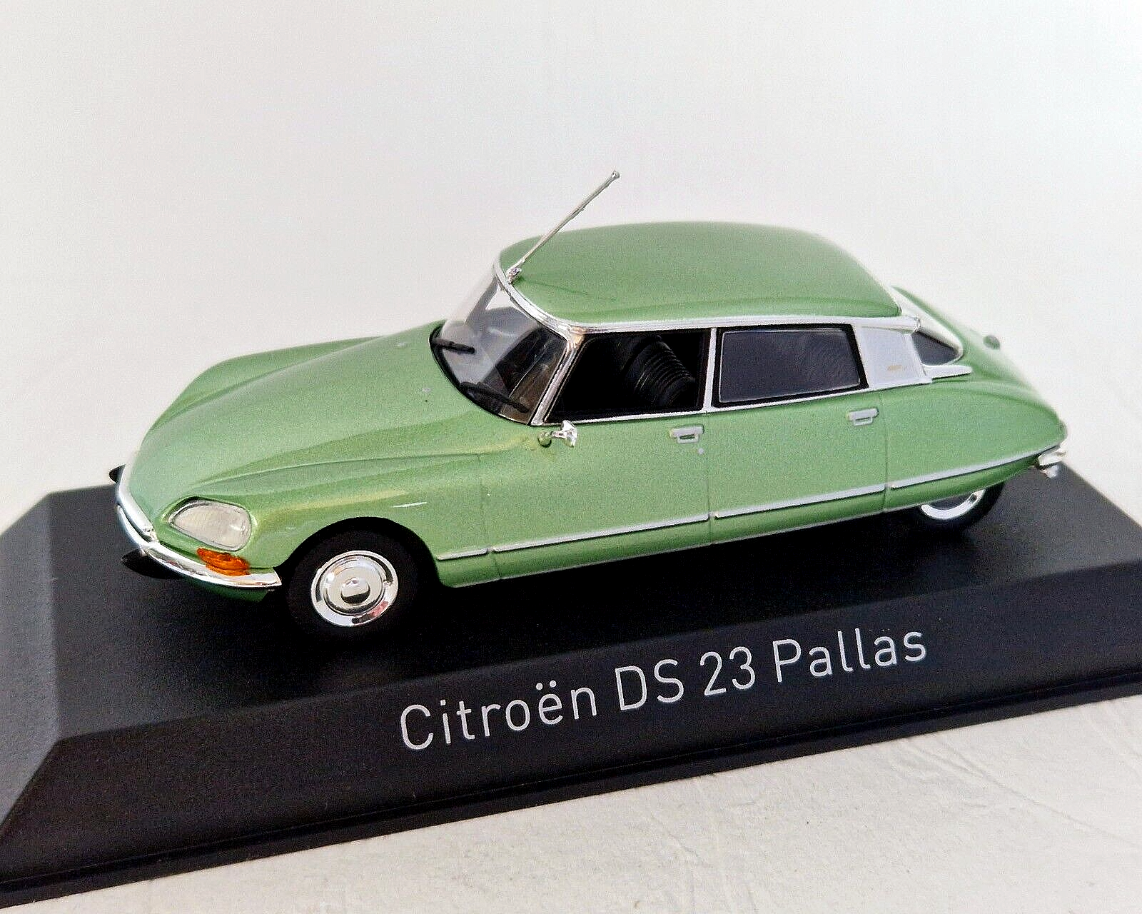 Miniature Citroën DS 21 Cabriolet Norev 158115 - Échelle 1/43 - Occasion (boîte Légèrement Usée)