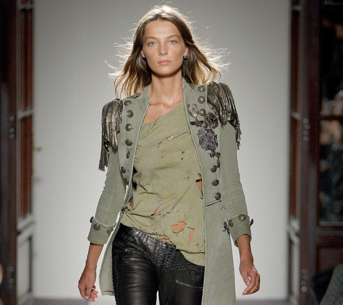BALMAIN OLIVE AMRY GREEN RIPPED/DESTROYED TEE CHRISTOPHE BALMAIN OLIVE AMRY GREEN RIPPED/DESTROYED TEE CHRISTOPHE