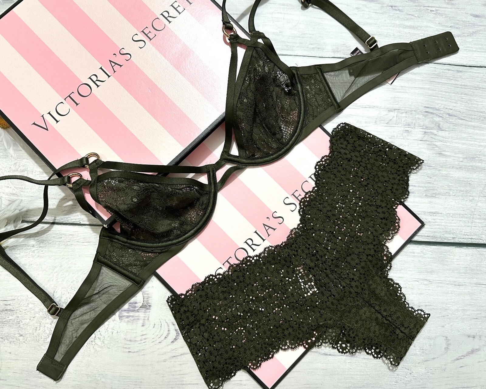 

Комплект без подкладки Victoria s Secret с глубоким вырезом и кружевным бюстгальтером со змеиным принтом 32C-XS, Forest night