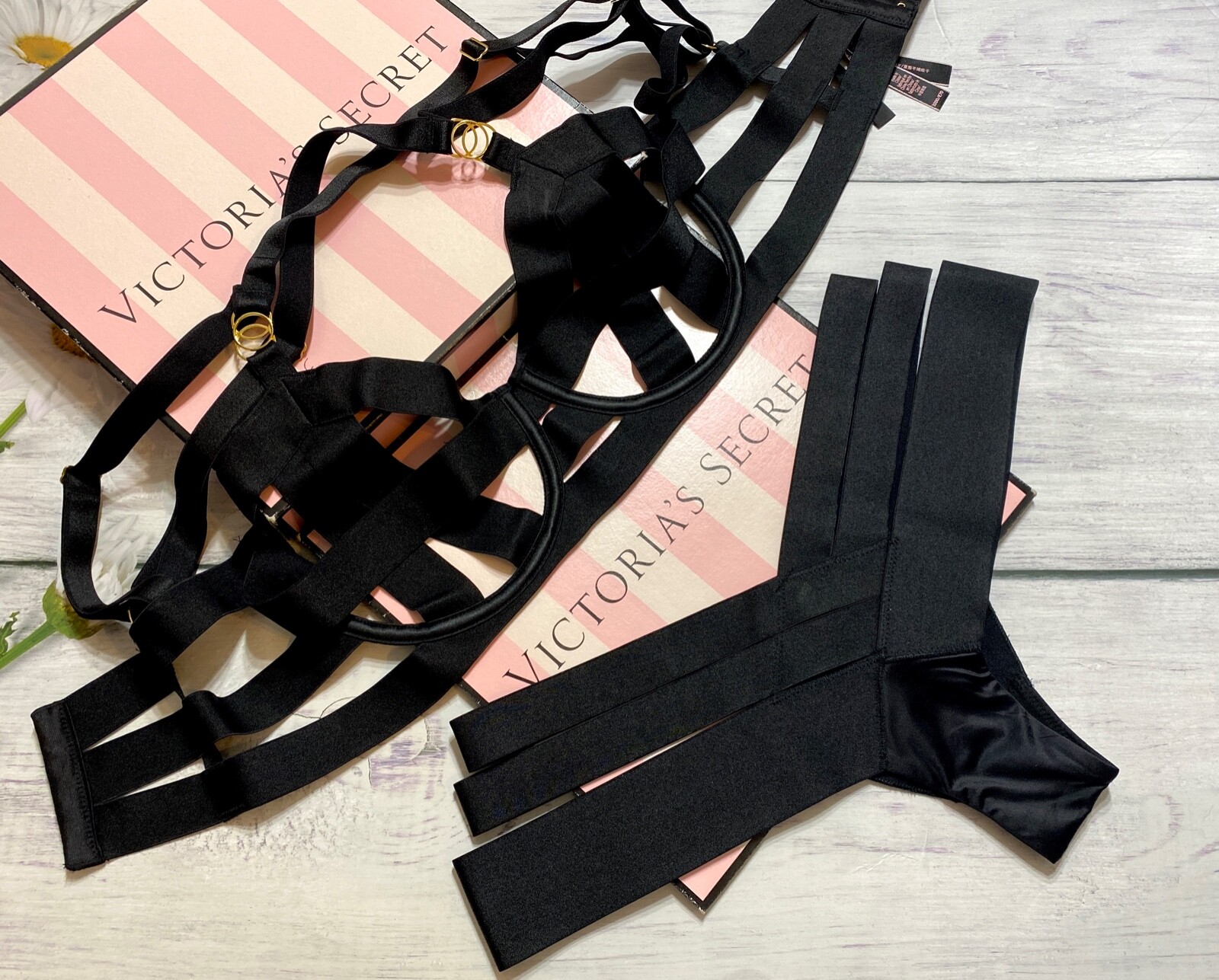 

Комплект бюстгальтера-балкона без подкладки Victorias Secret с перекрещивающимися полосками и лямками, Черный