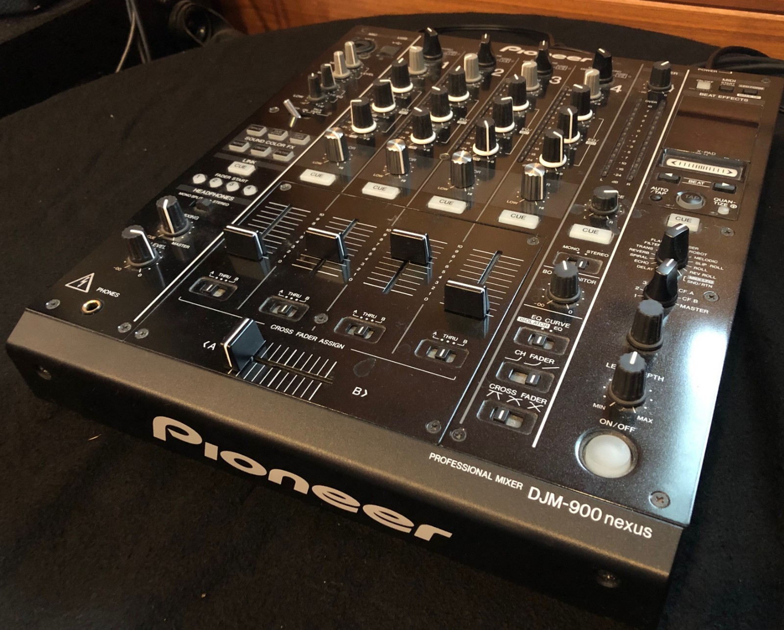 BUNDLE Pioneer DJM-900 NEXUS Professional DJ Mixer with QSC KW 153 Speakers