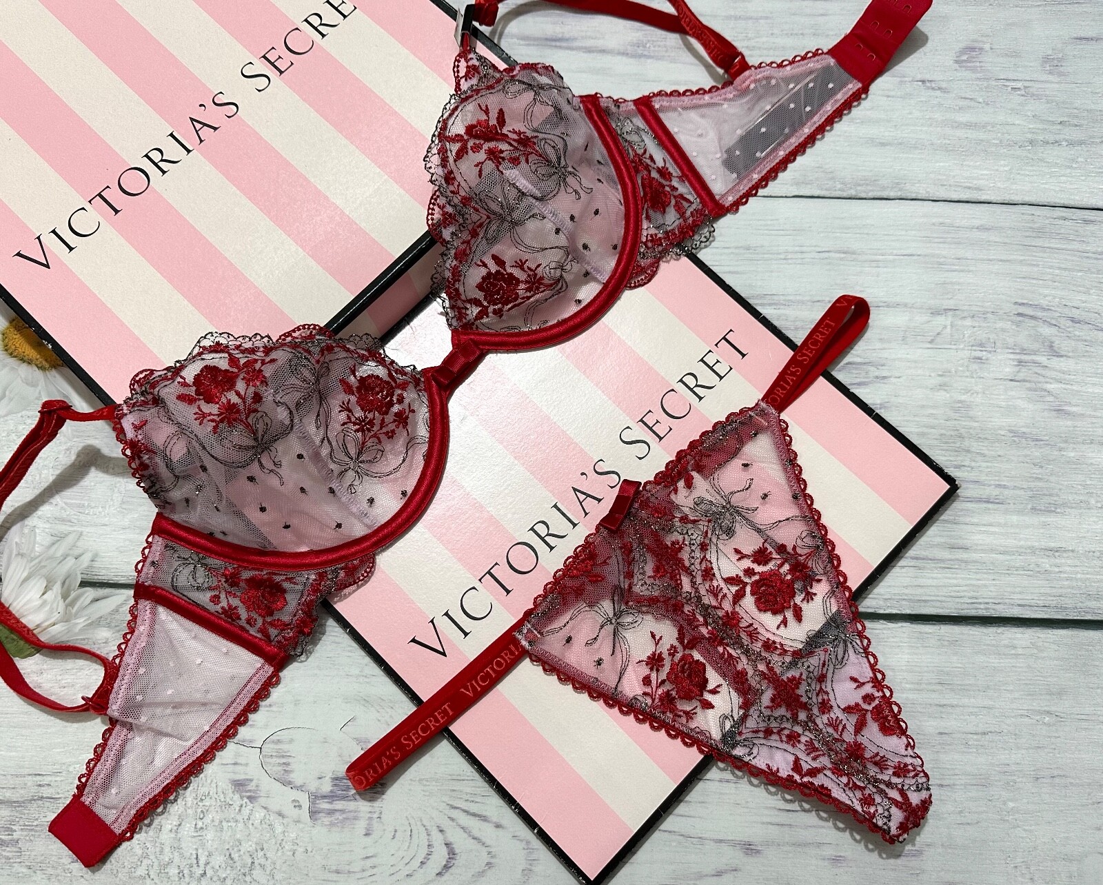 

Victorias Secret Rose Mesh Очень сексуальный бюстгальтер без подкладки с вышивкой и V-образными стрингами, Красный