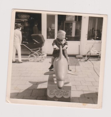 ⭐ Photo vintage garçon sur dauphin jouet animé rare 🎠 Souvenir d'enfance 📸🎯