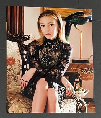 GENEVIEVE G. HANNELIUS of ''DOG WITH A BLOG'' SIGNED 8X10 COLOR PHOTO ''PROOF'' COA
