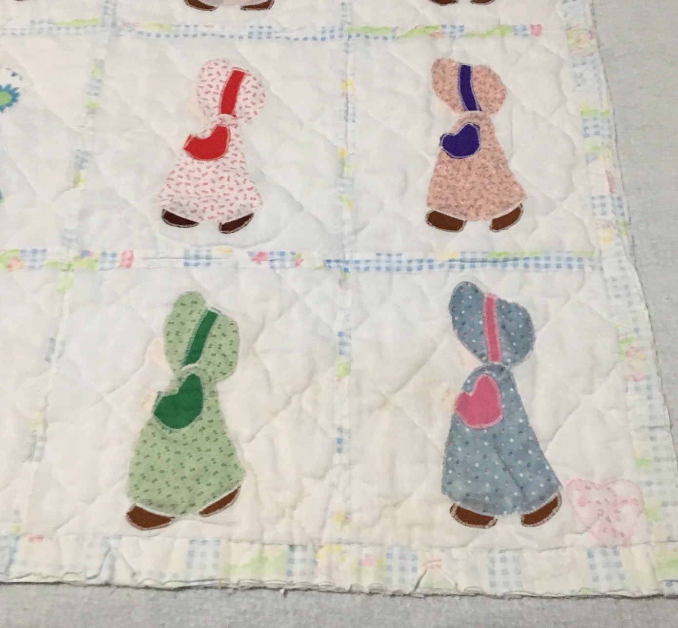 VINTAGE HANDMADE SUN BONNET SUE QUILT