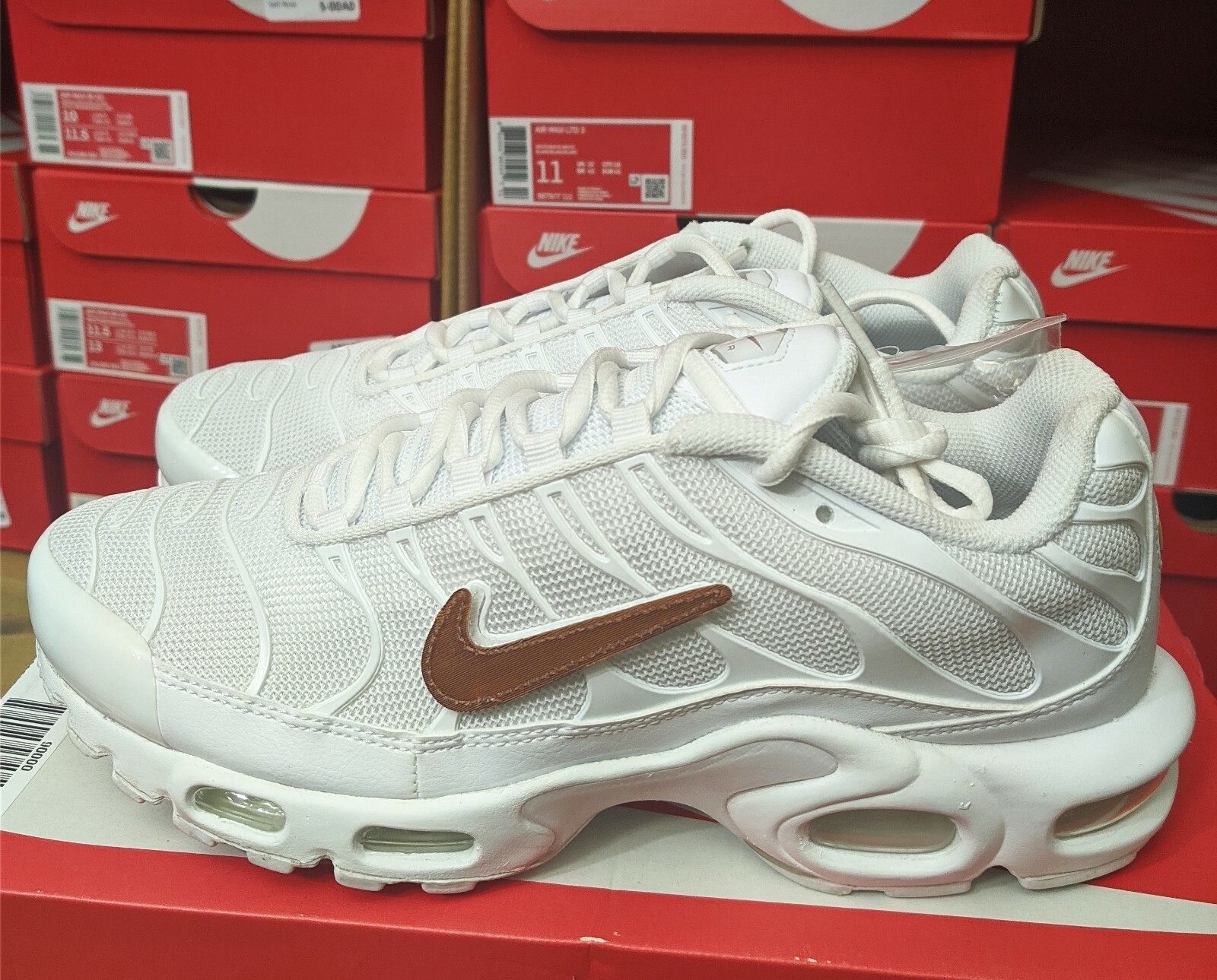 nike air max plus men's white