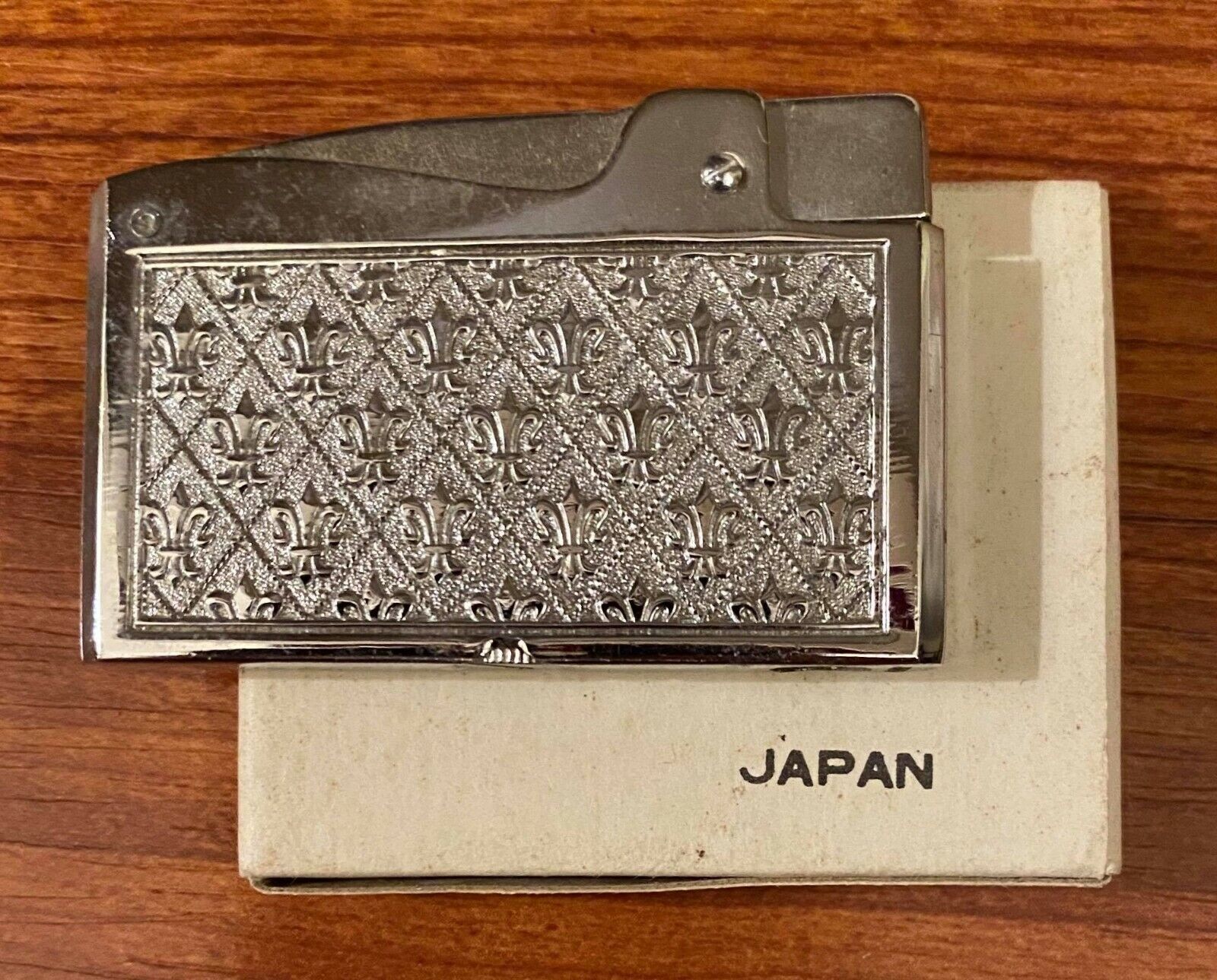 Vintage De Luxe Silver Tone Cigarette Lighter - Japan Vintage De Luxe Silver Tone Cigarette Lighter - Japan