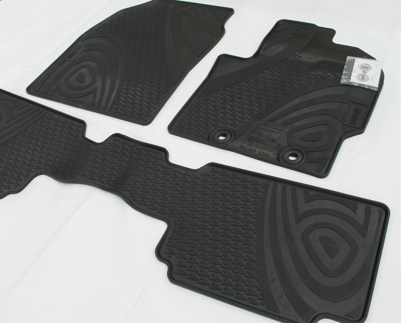 TOYOTA YARIS FLOOR MATS RUBBER SET YARIS CROSS AUG 20> YARIS HATCH MAY