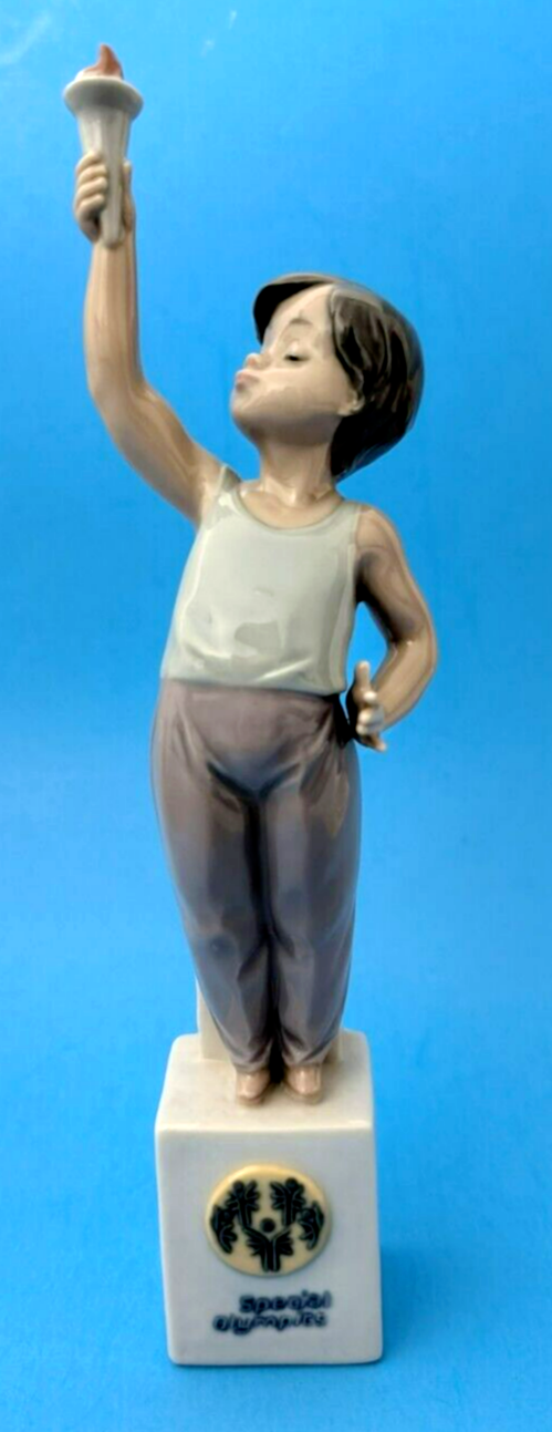 スポーツ LLADRO Lladro 7513 Special Olympics Boy Torch (Retired, Near Mint
