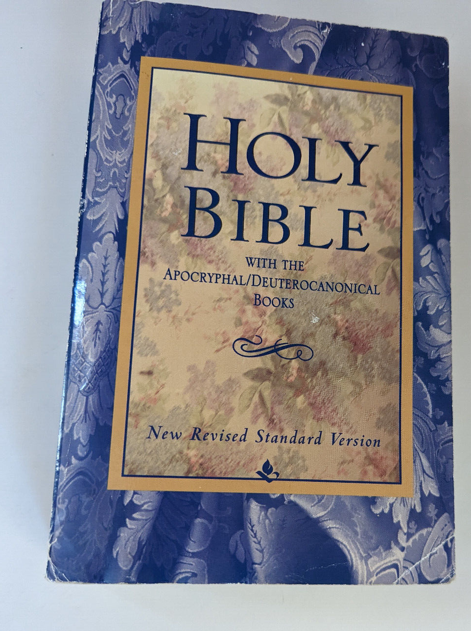 洋書 The Holy Bible with Apocrypha, Revised The Holy Bible: New Revised Standard Version with Apocrypha