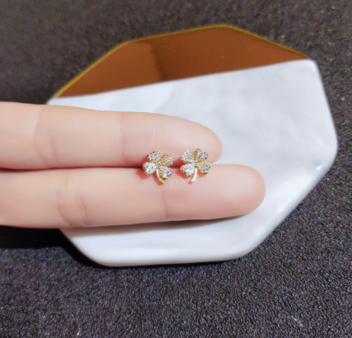 送税込【AMY O】Tiny Clover Pave Studs 14K Rose Gold 3mm 国発 14K Rose Gold Earrings, Tiny Stud Earrings, Cartilage Helix