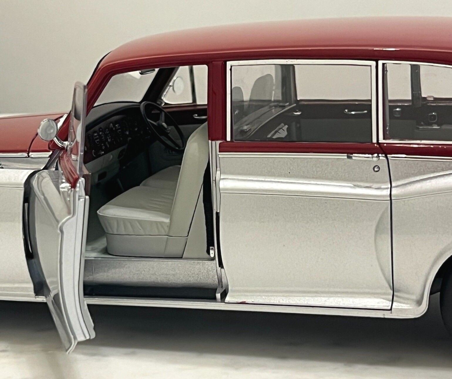 1/18 Rolls Royce Phantom VI EWB 1968 Silver Red Diecast
