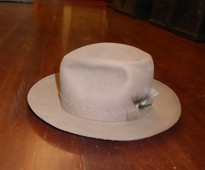 Mallory 5th Ave NY Sunday ranchers hat with original box great condition. 6 7/8