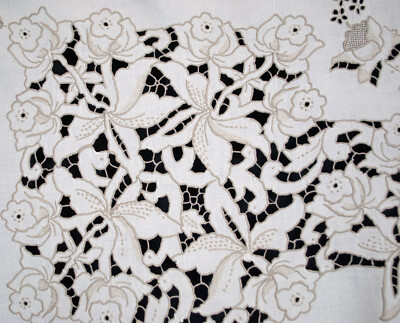 Vintage Madeira Embroidered Linen Tablecloth Richelieu Cutwork Flowers 98 x 66