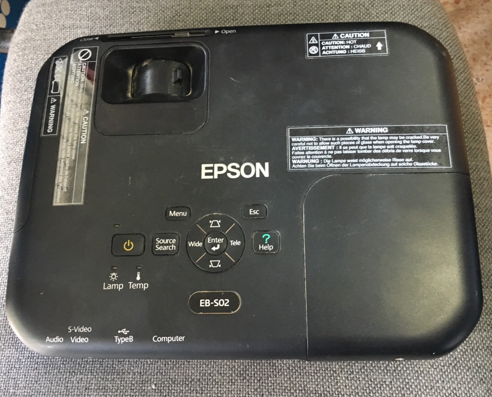 EB-S02 プロジェクター エプソン、斜めからでも歪まずに映せる高輝度プロジェクター