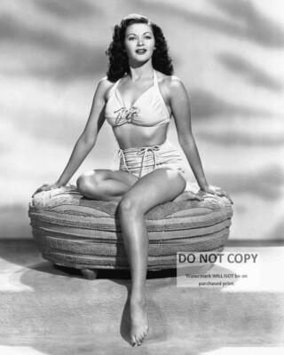 ACTRESS YVONNE DE CARLO PIN UP - 8X10 PUBLICITY PHOTO (MW530)