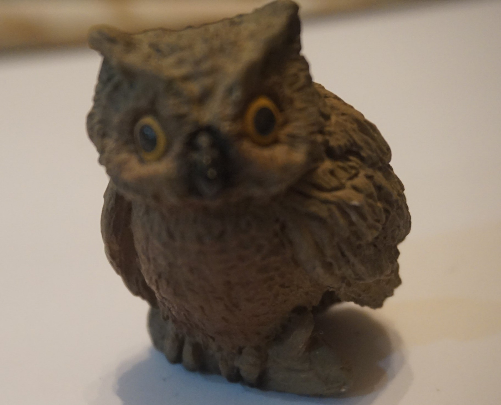 Brown Owl sitting on a limb magnet carved resin   s1s