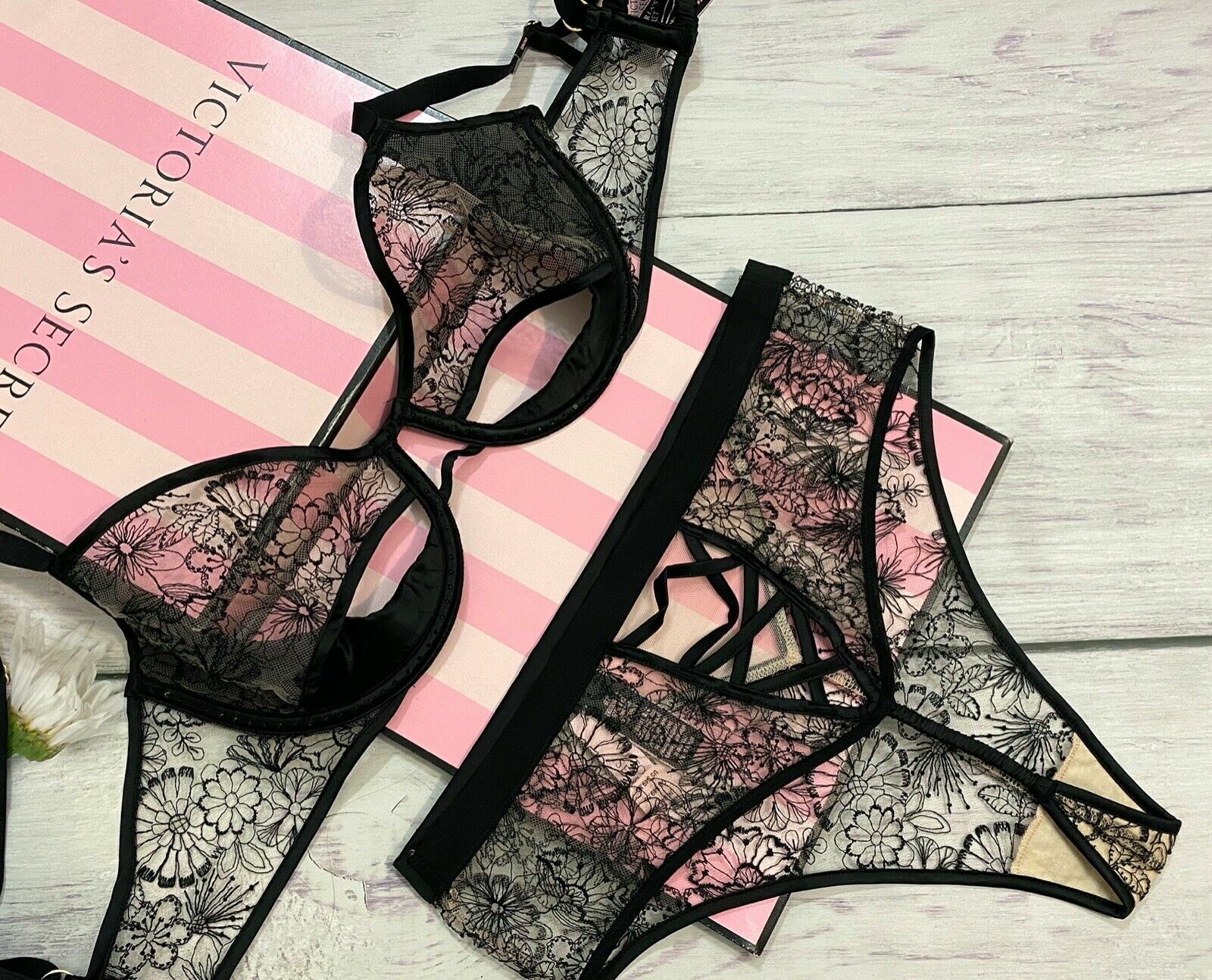 

LUXE VICTORIA SECRET Черный бюстгальтер с вышивкой Peek A-Boo и стринги с цветочным принтом, Black floral embellished, Luxe Lingerie