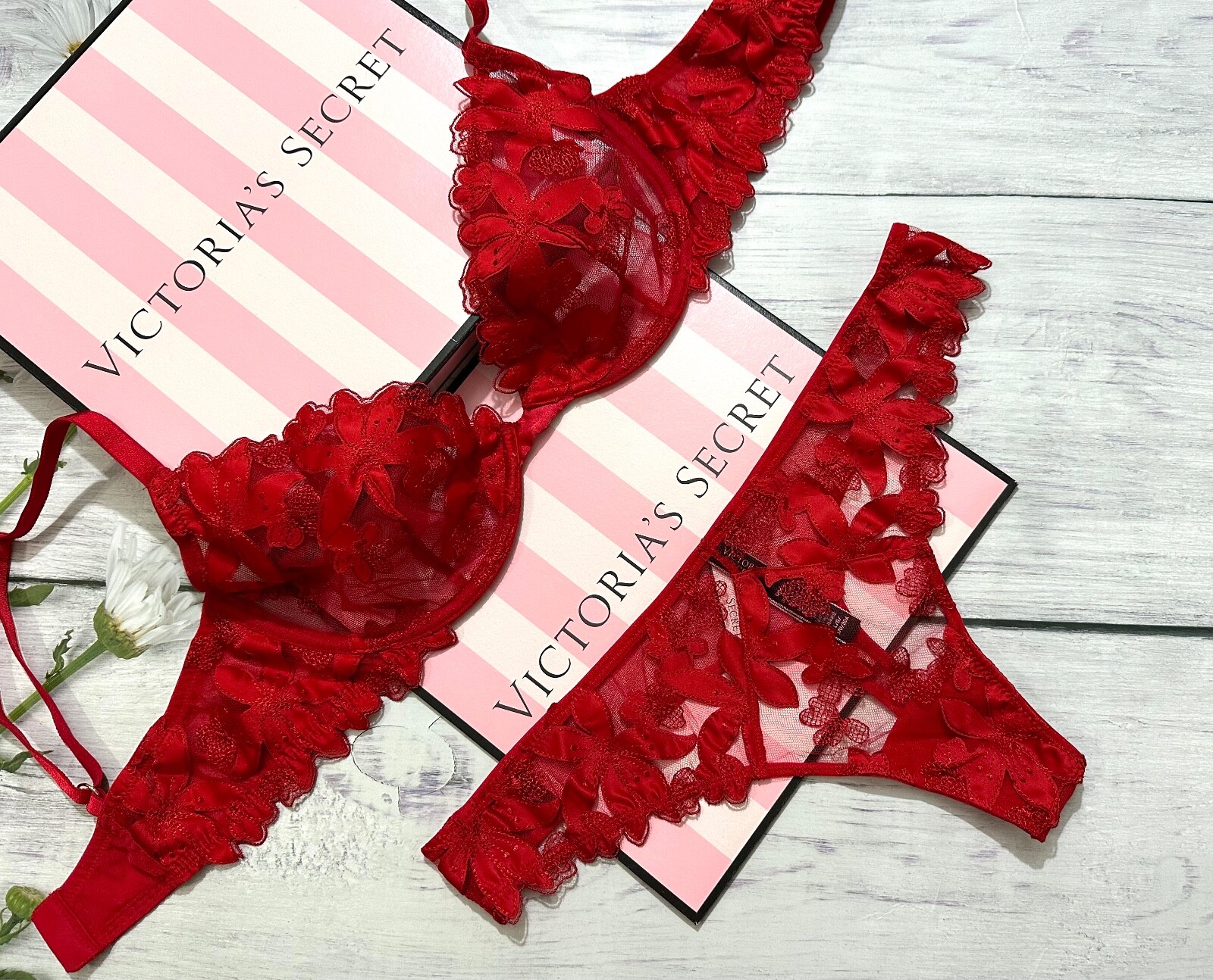 

Victorias Secret LUXE Бюстгальтер Demi Thong без подкладки с аппликацией и вышивкой, красный
