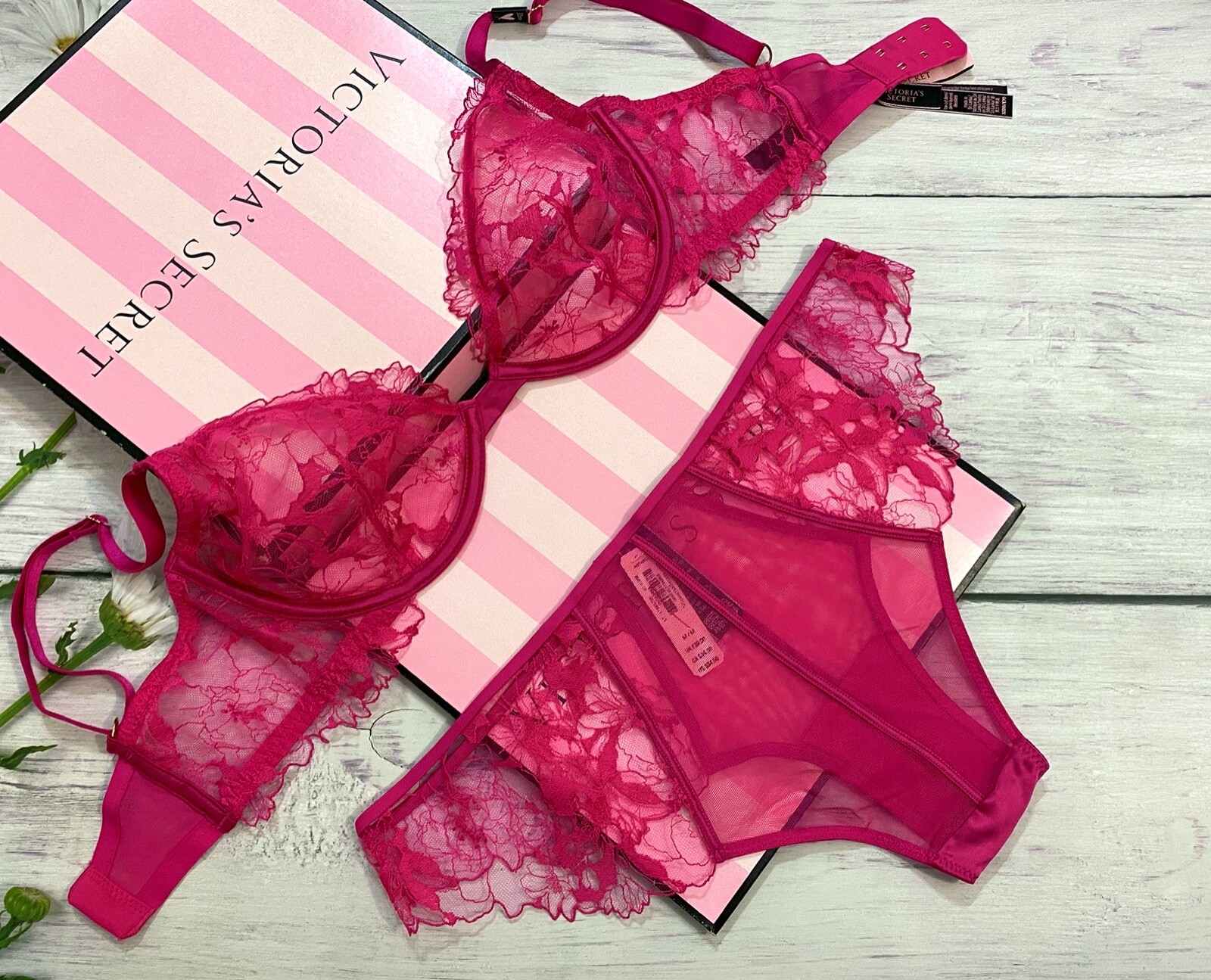 

NWT Victorias Secret Luxe Lingerie Без подкладки Бюстгальтер с глубоким вырезом Cheeky Set Кружевной ярко-розовый, Hot pink loveletter