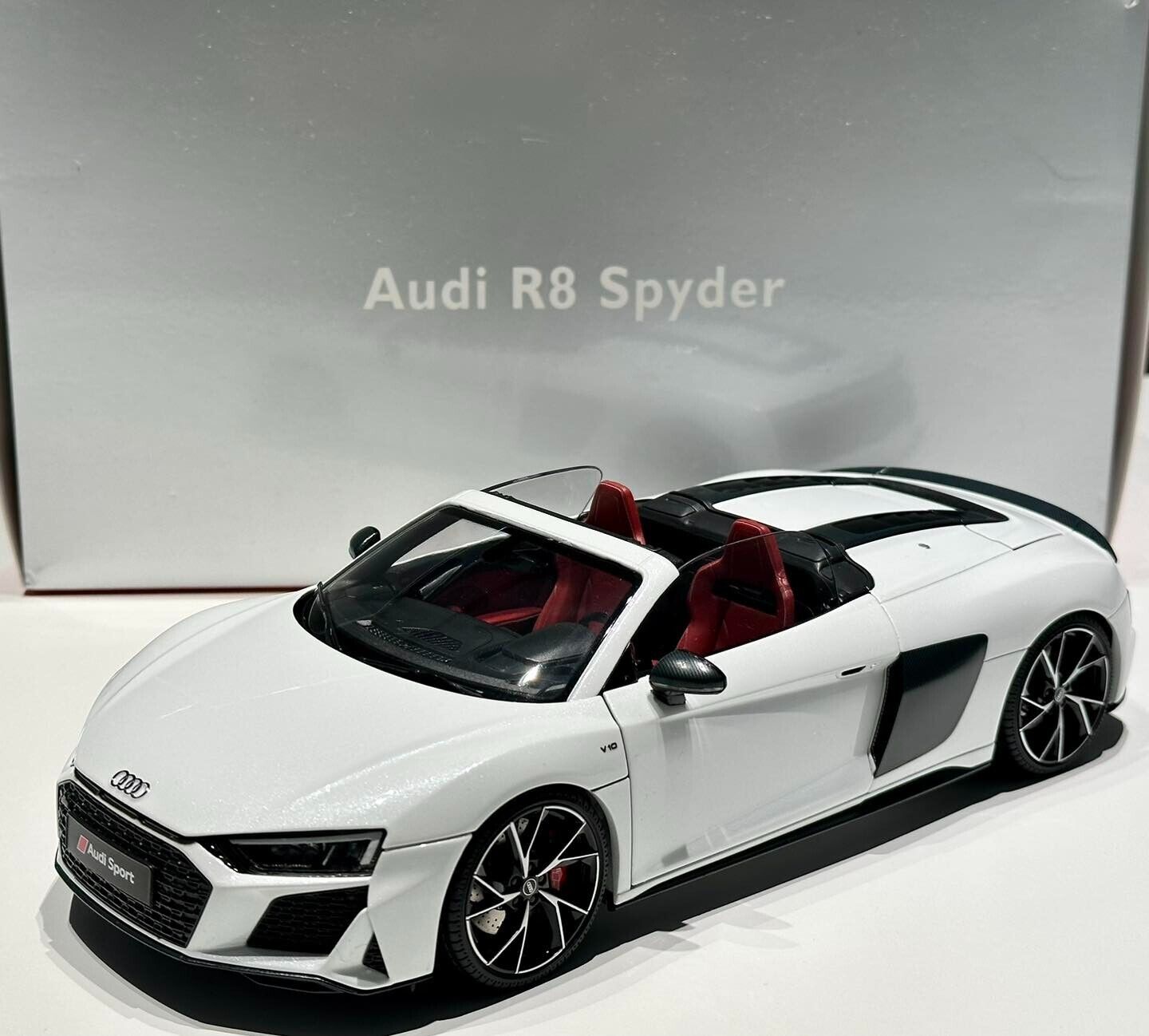 1/18 Audi R8 V10 Spider Metallic White by Kengfai / Autoart 1/18 Audi R8 V10 Spider Metallic White by Kengfai / Autoart