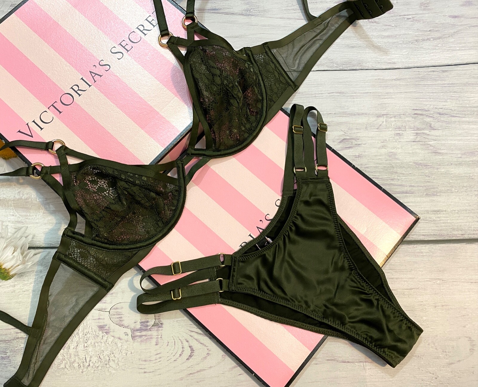 

Victorias Secret Комплект бюстгальтера с глубоким вырезом и кружевным бюстгальтером без подкладки Victorias Secret, бразильско-зеленый, Forest night
