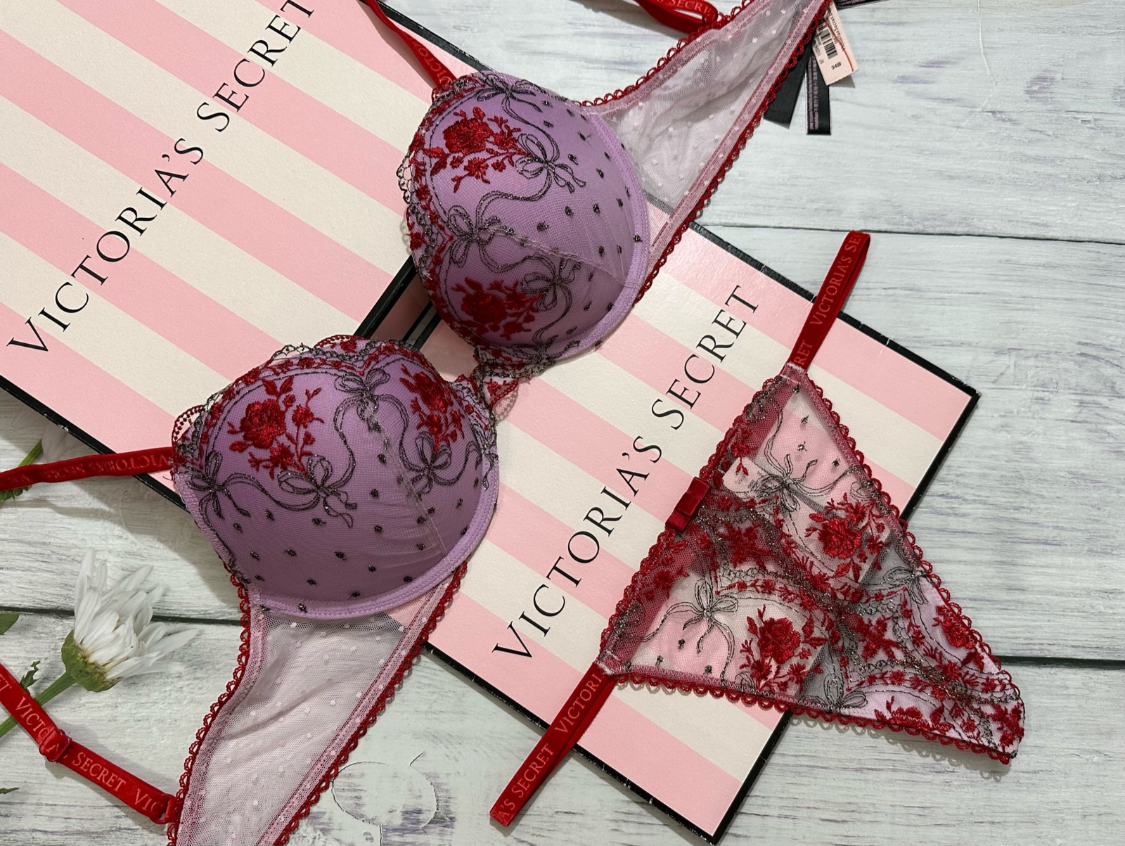 

Victorias Secret Очень Сексуальный Бюстгальтер Пуш-Ап Стринги Комплект Губная Помада Сиреневая Вышитая Роза, Lipstick and lilac (pink)