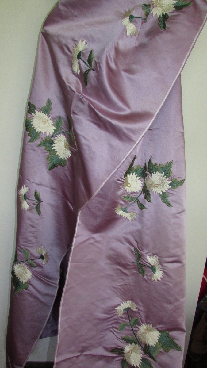 Vintage lavender violet  Satin cloth w heavy white floral embroidery  6yds x 30