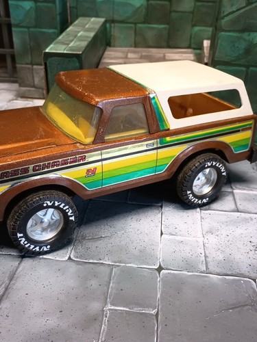 Vintage Nylint Bass Chaser Ford Bronco Truck Brown 10.5