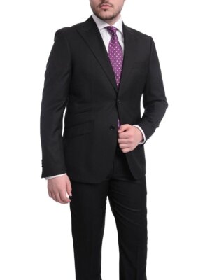 

Идеальный однотонный черный костюм приталенного кроя с остроконечными лацканами