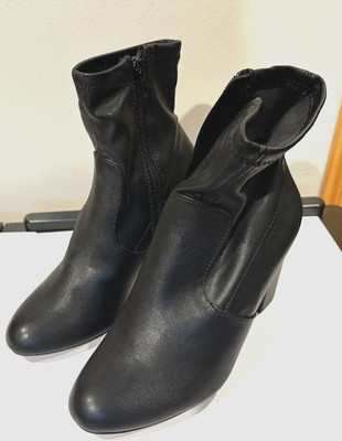 Madden NYC Women's Side Zip Heeled Bootie - SIZE 6