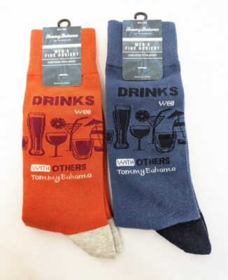 Tommy Bahama Mens 2 Pairs Crew Socks Drinks Well with Others