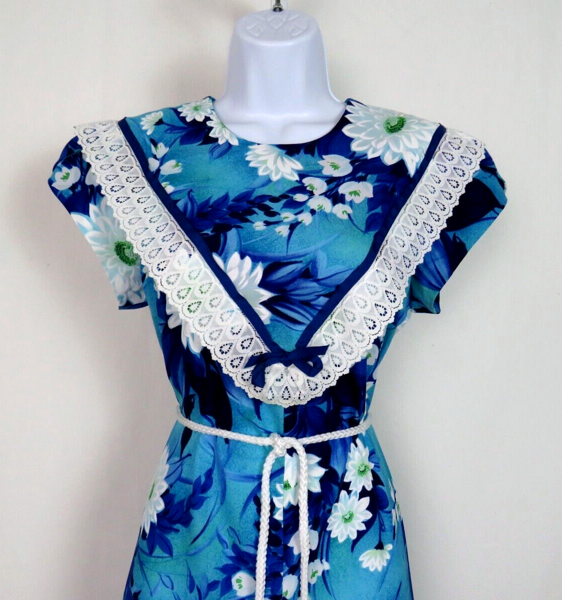 VTG 1960s 70s SEARS HAWAIIAN FASHIONS FLORAL ETHNIC DRESS BLUE WHITE LACE