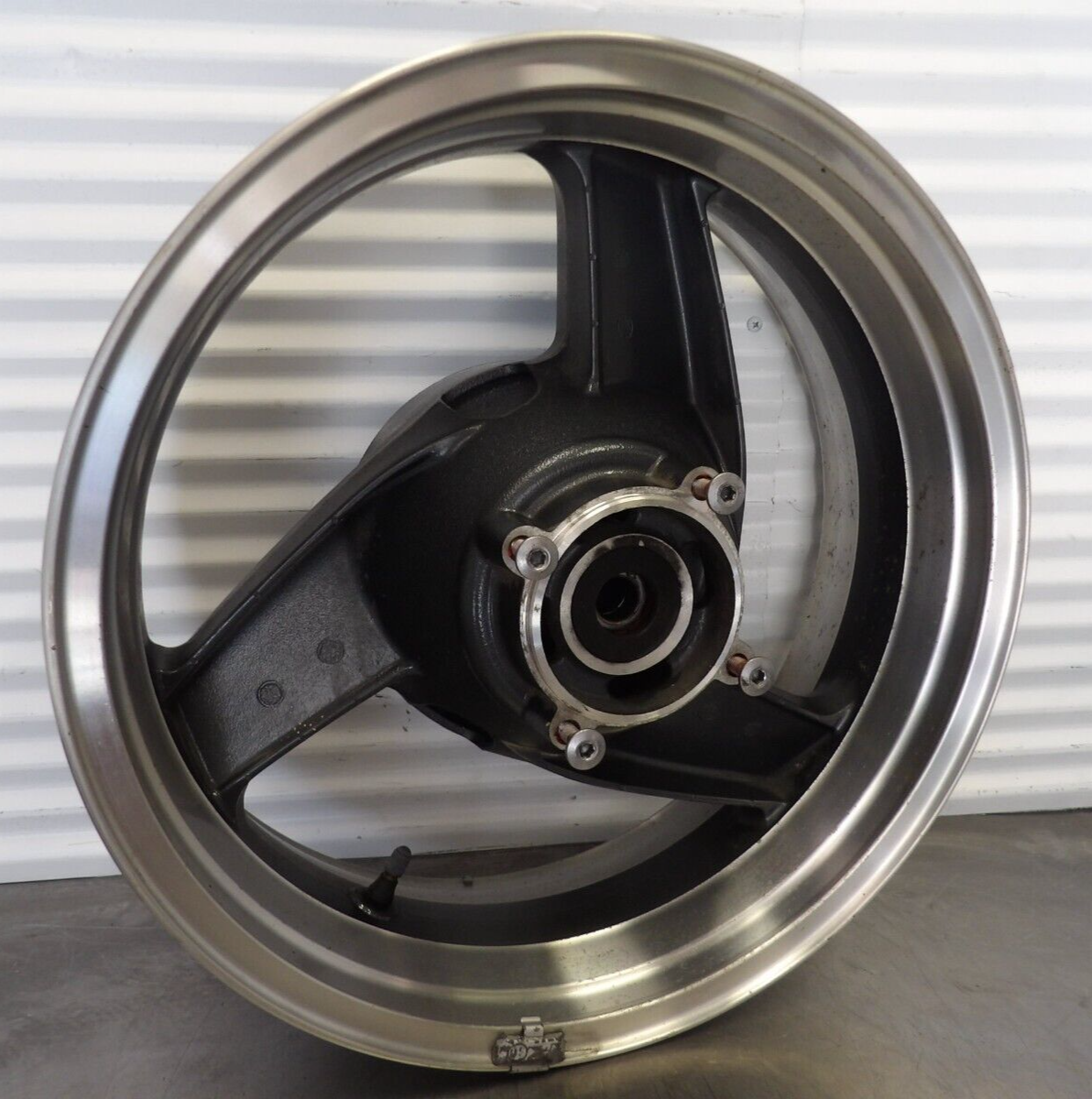94-01 Kawasaki Ninja ZX11 rear wheel / rim 41073-1555 94-01 Kawasaki Ninja ZX11 rear wheel / rim 41073-1555